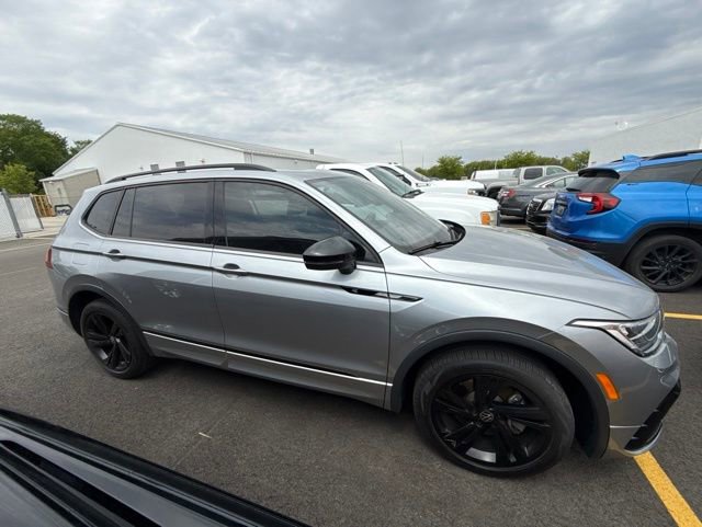 Certified 2023 Volkswagen Tiguan SE R-Line AWD/4WD image 8