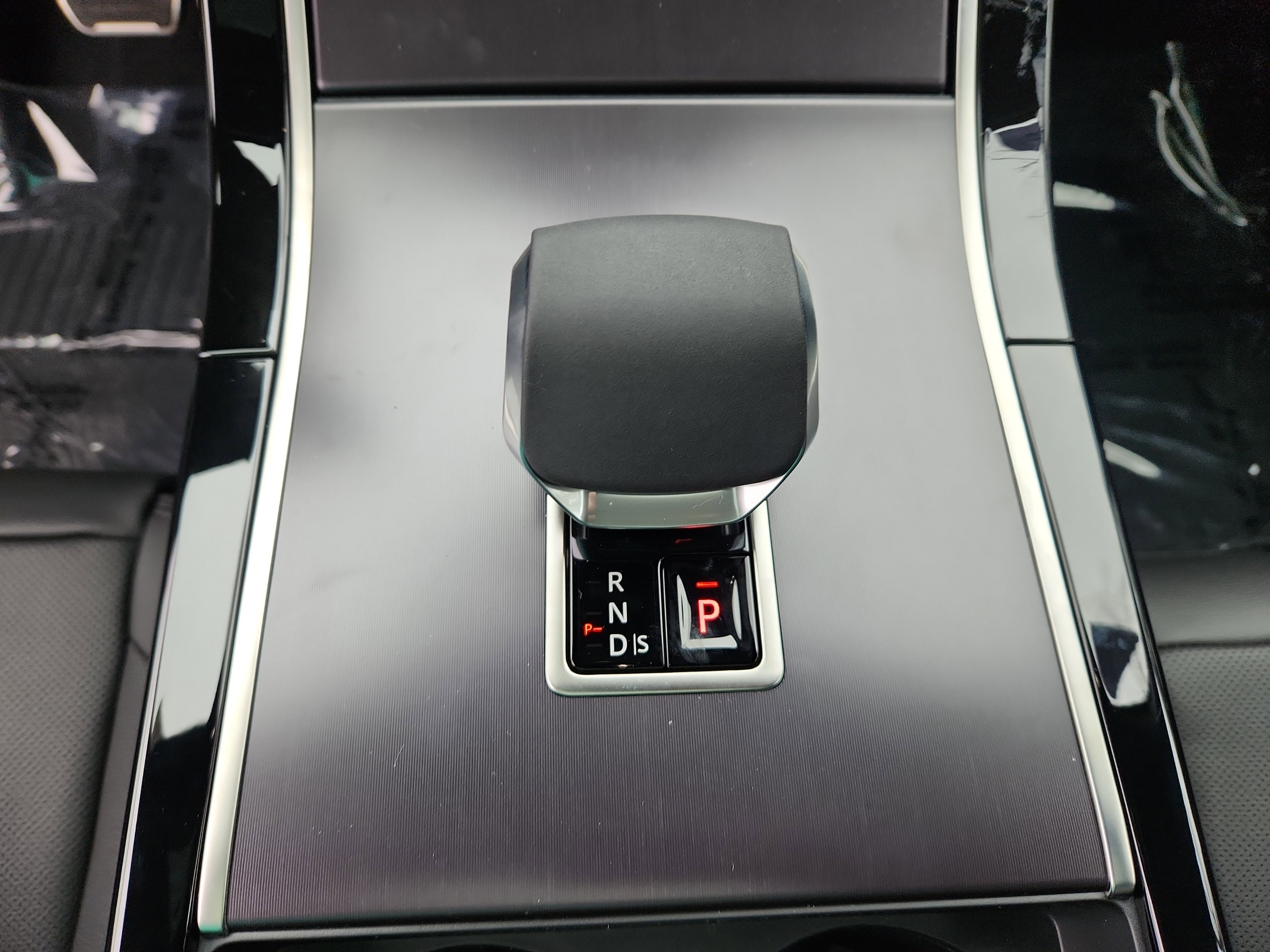 New 2026 Land Rover Range Rover Velar Dynamic SE image 16
