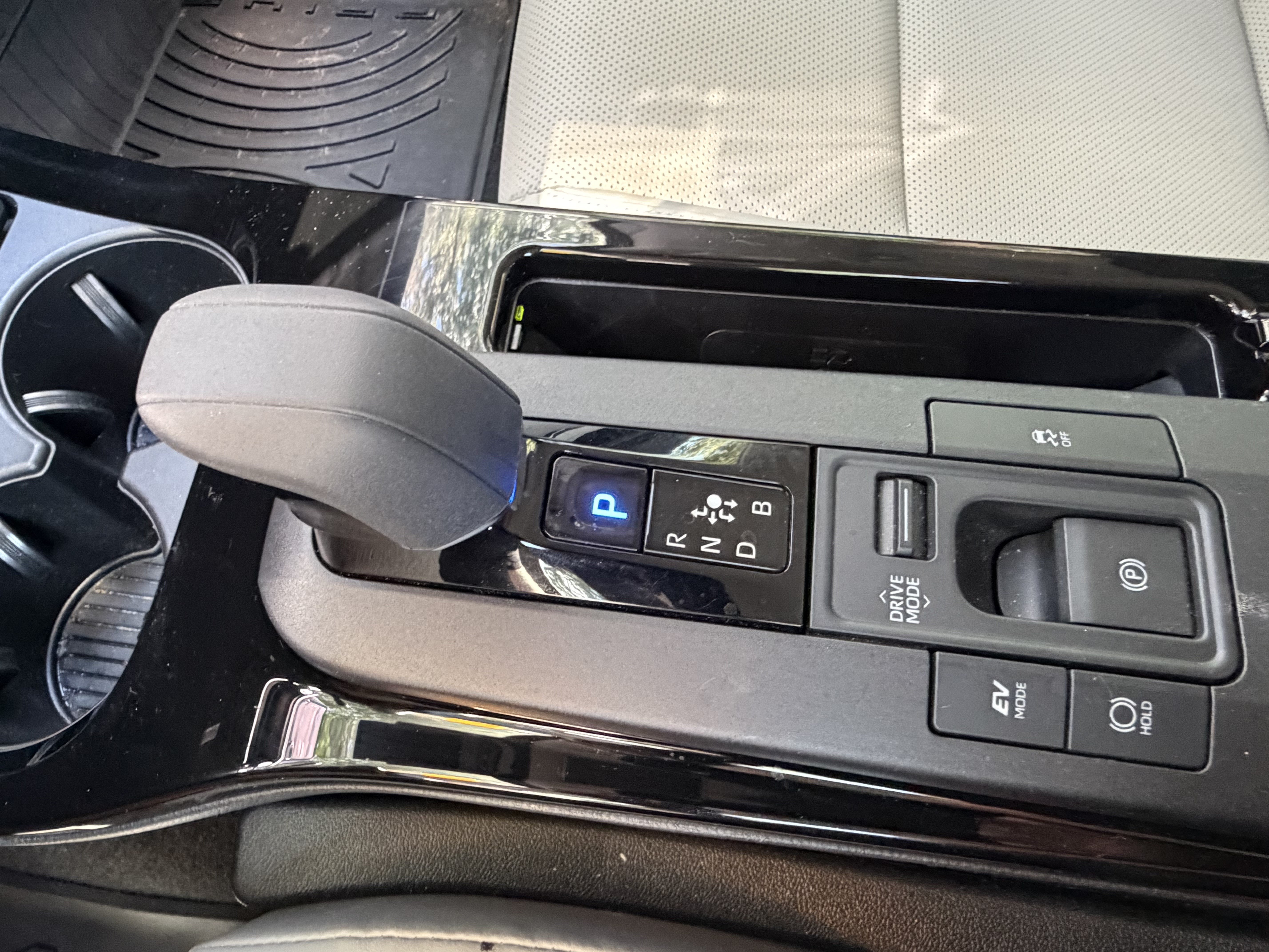 Used 2024 Toyota Prius XLE FWD image 28