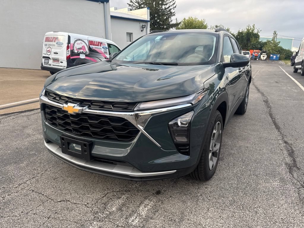 Used 2025 Chevrolet Trax LT FWD image 44