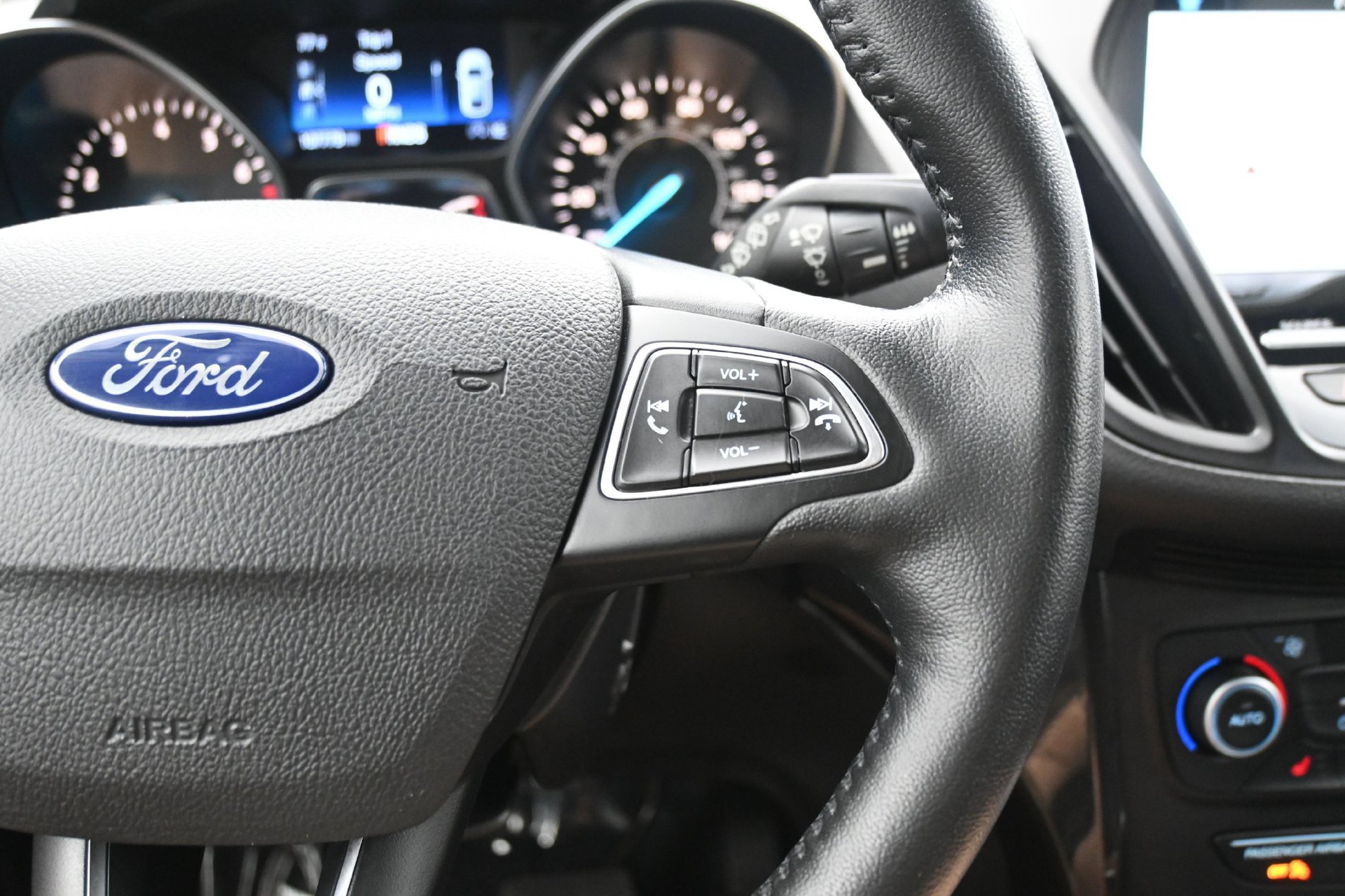 Used 2019 Ford Escape Titanium w/ U9j03 - Titanium Tow Package AWD/4WD image 22