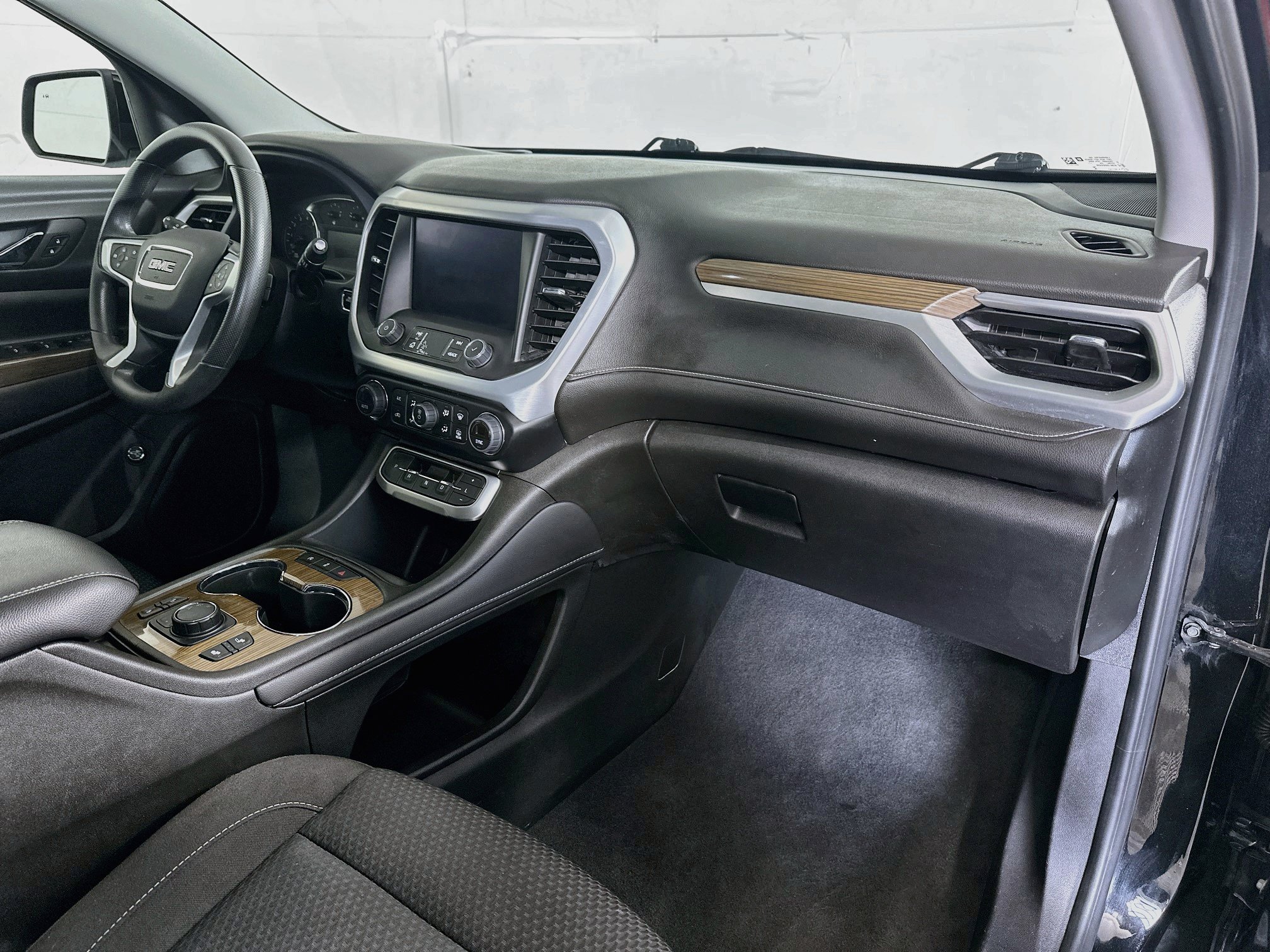 Used 2023 GMC Acadia SLE w/ Driver Convenience Package FWD image 29