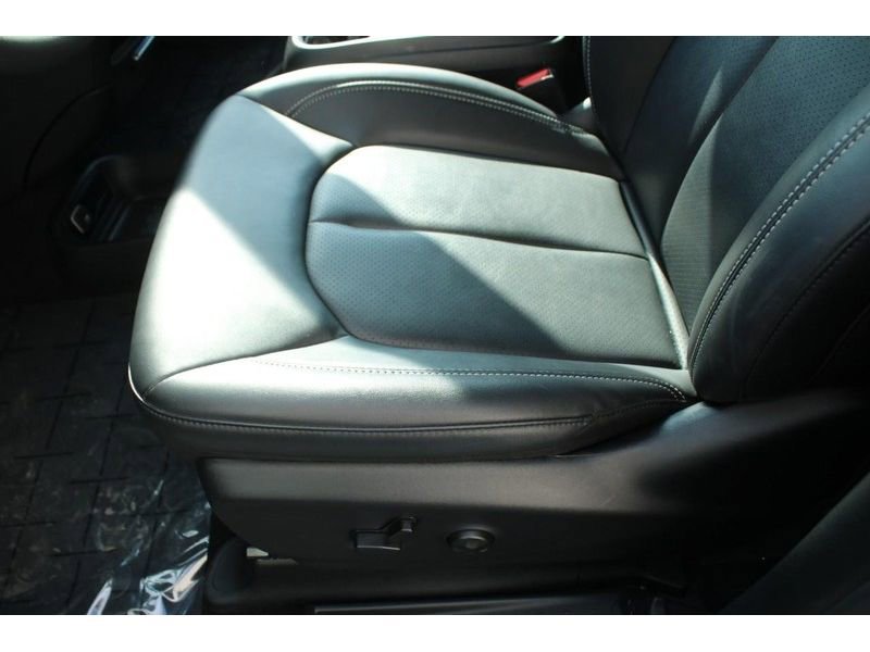 Used 2025 Chrysler Pacifica Select FWD image 21