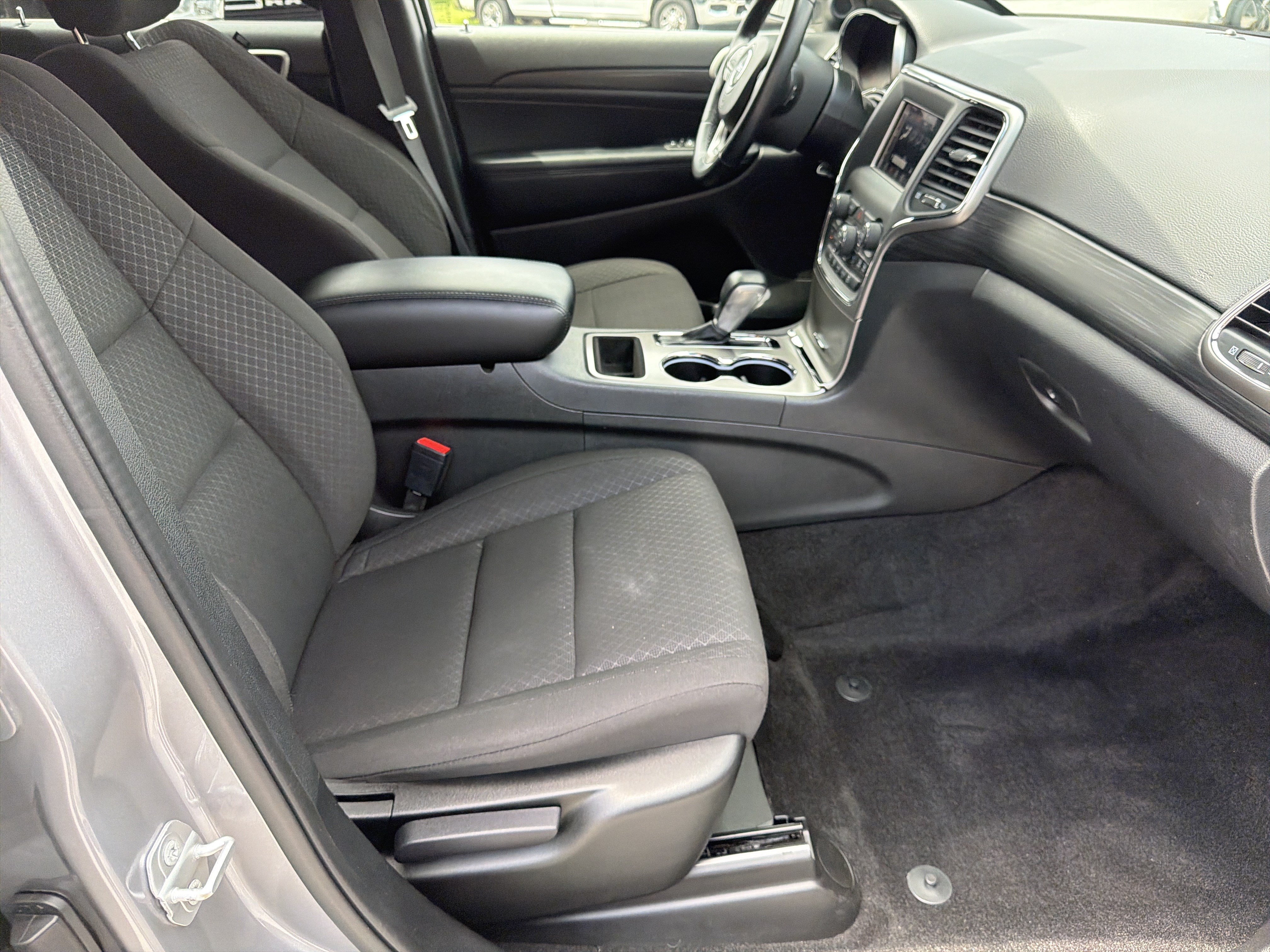 Used 2021 Jeep Grand Cherokee Laredo RWD image 16