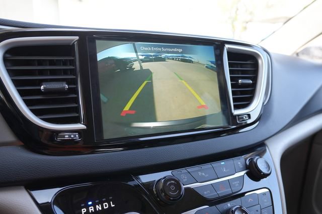 Used 2023 Chrysler Pacifica Touring-L FWD image 22