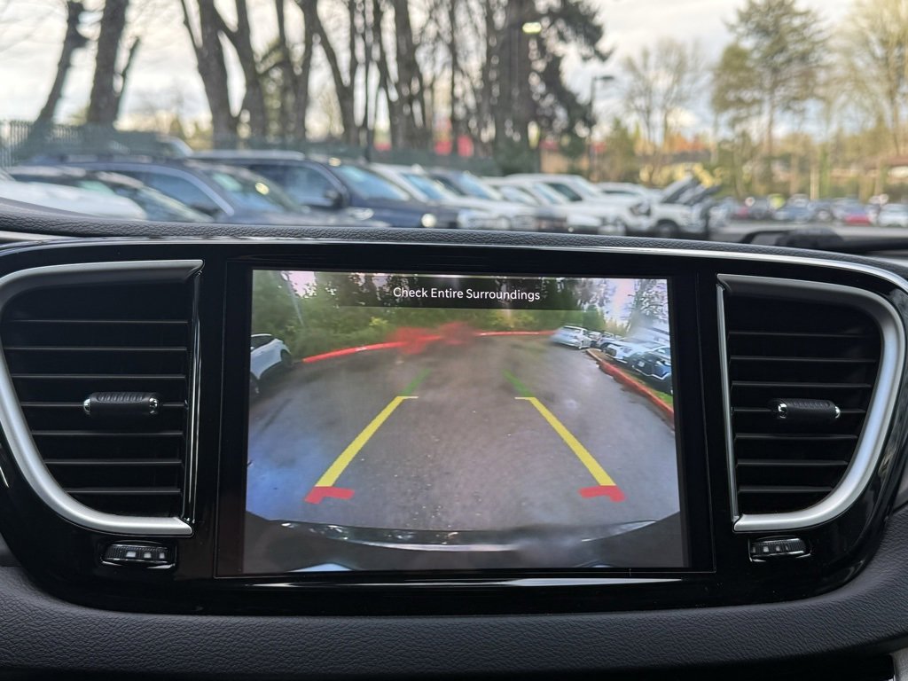 Used 2023 Chrysler Pacifica Touring-L image 40