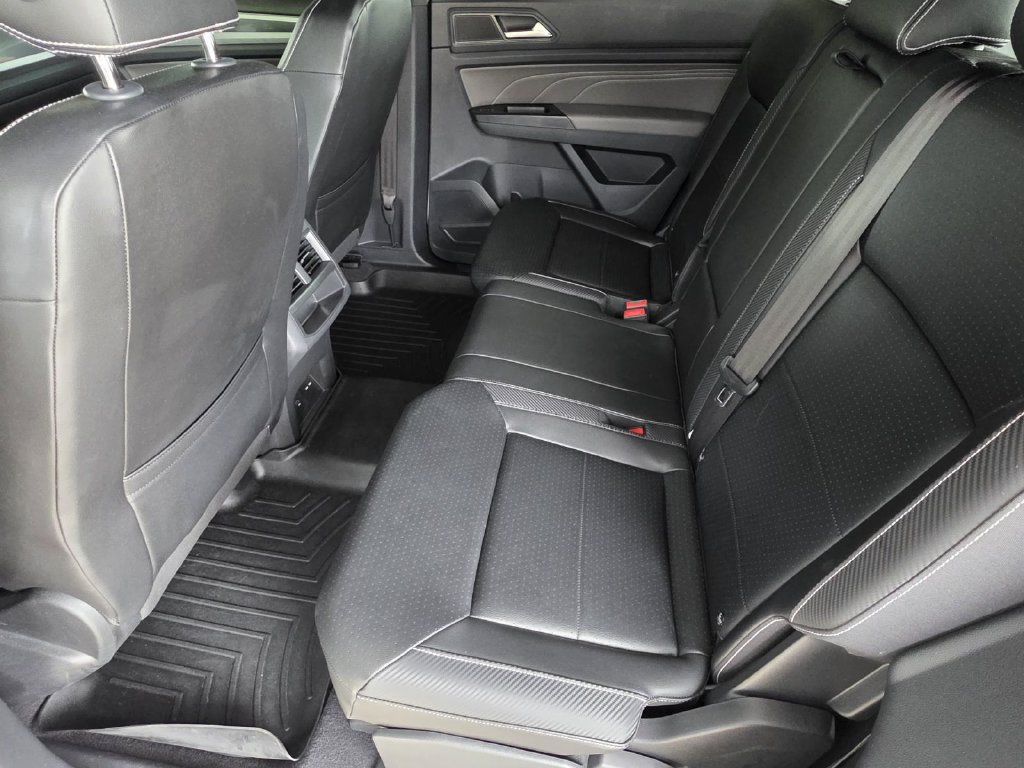 Used 2021 Volkswagen Atlas Cross Sport SE w/ Panoramic Sunroof Package FWD image 11