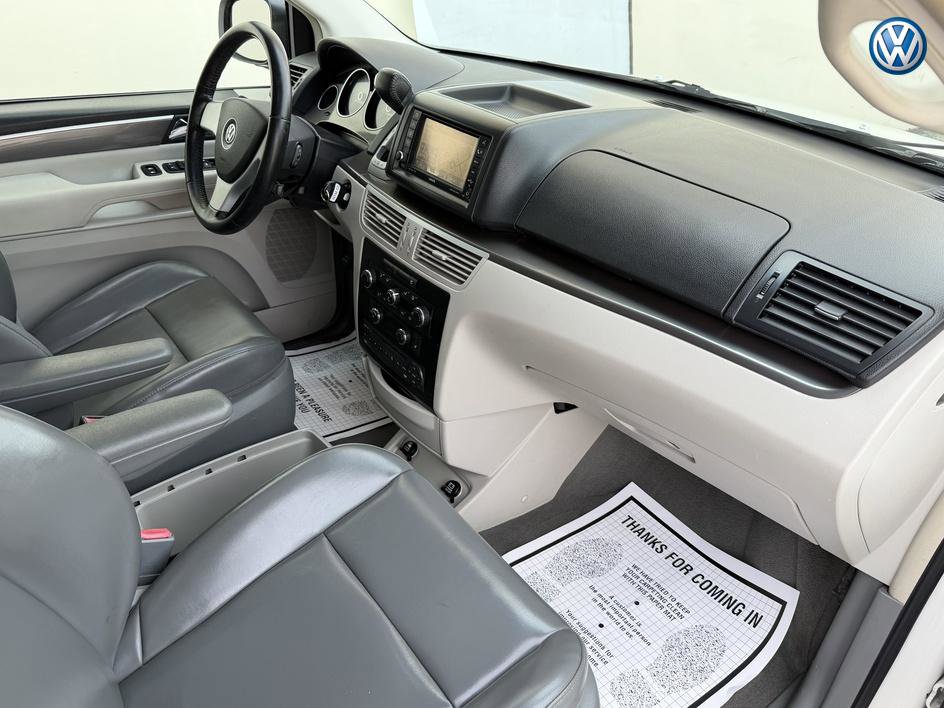 Used 2010 Volkswagen Routan SE FWD image 12