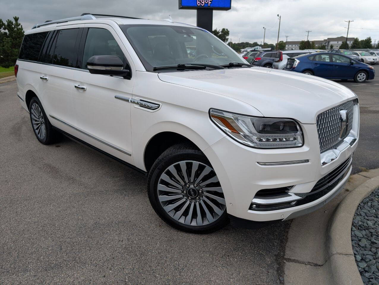 Used 2019 Lincoln Navigator L Reserve image 3