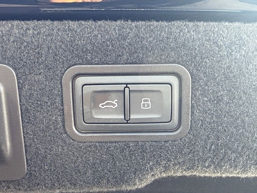 Used 2022 Audi A8 L 3.0T w/ Executive Package image 17