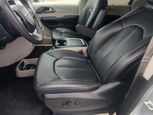 Used 2024 Chrysler Pacifica Touring-L image 11