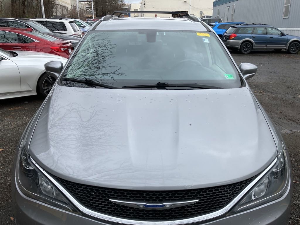 Used 2018 Chrysler Pacifica Touring-L image 2