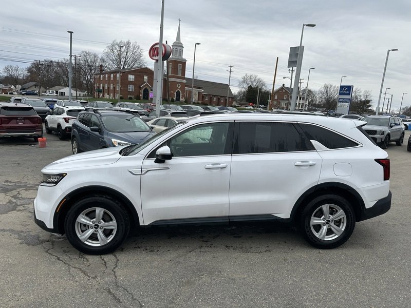 Used 2023 Kia Sorento LX image 4
