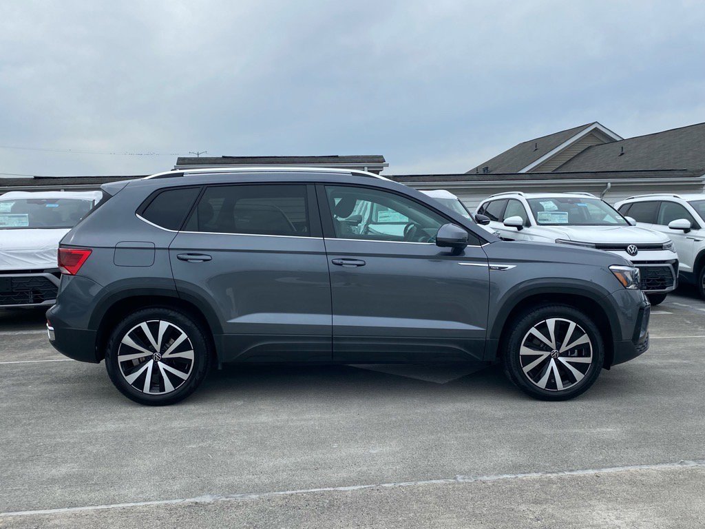 Used 2022 Volkswagen Taos SE w/ Panoramic Sunroof Package image 2