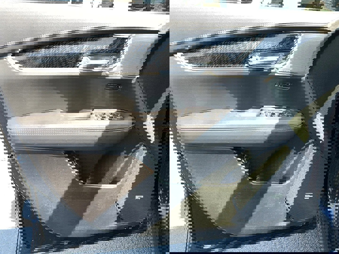 Used 2024 Cadillac XT6 Premium Luxury w/ Technology Package image 12