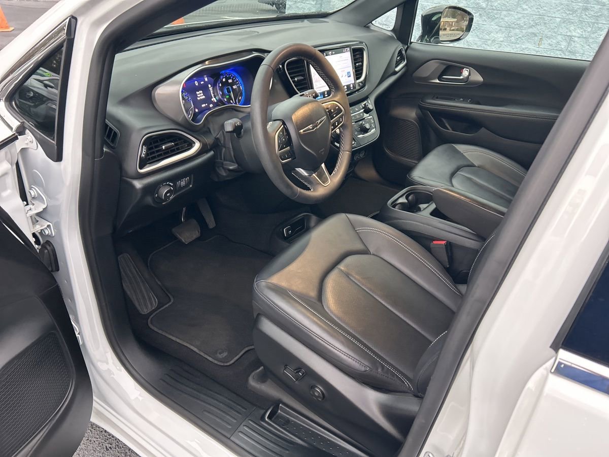Used 2025 Chrysler Pacifica Select FWD image 12