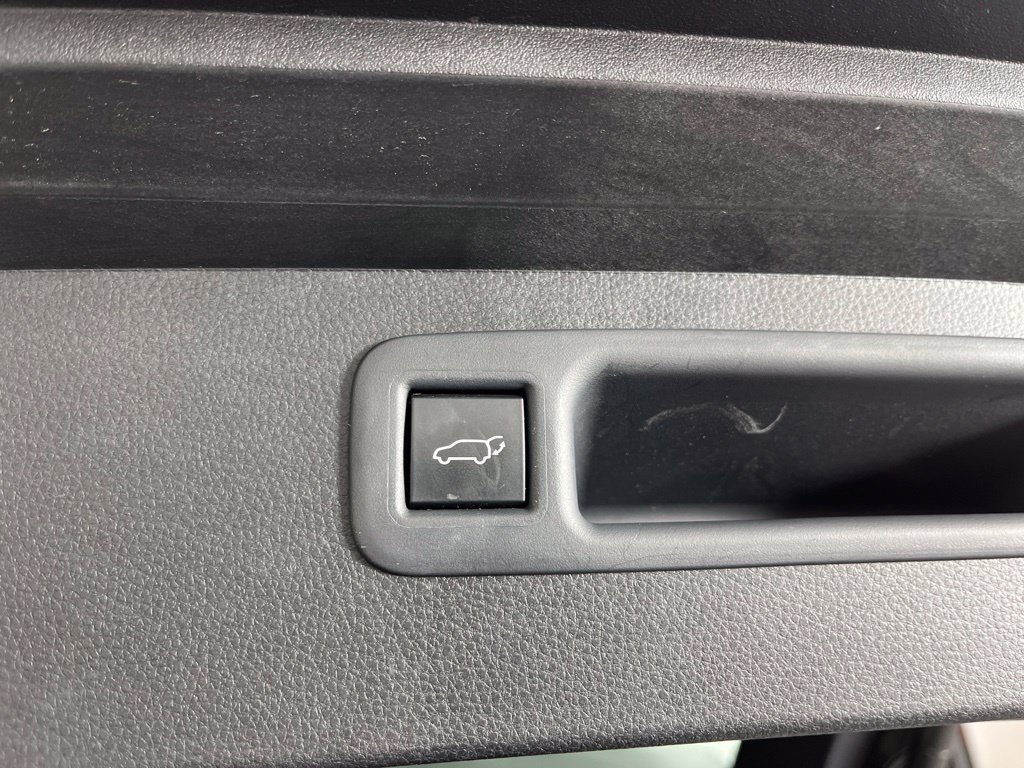 Used 2023 Toyota Highlander XSE FWD image 13