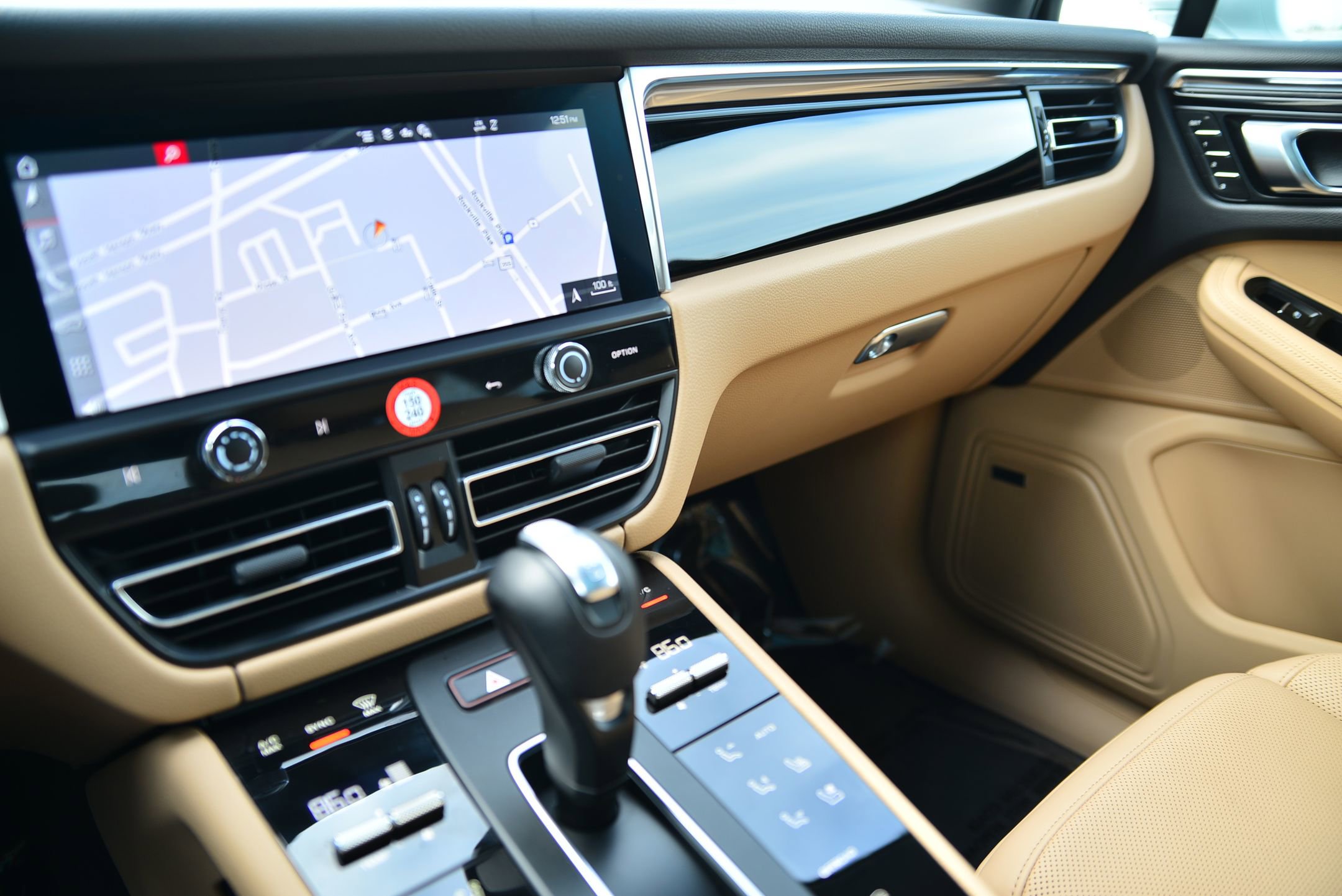 Certified 2025 Porsche Macan image 31