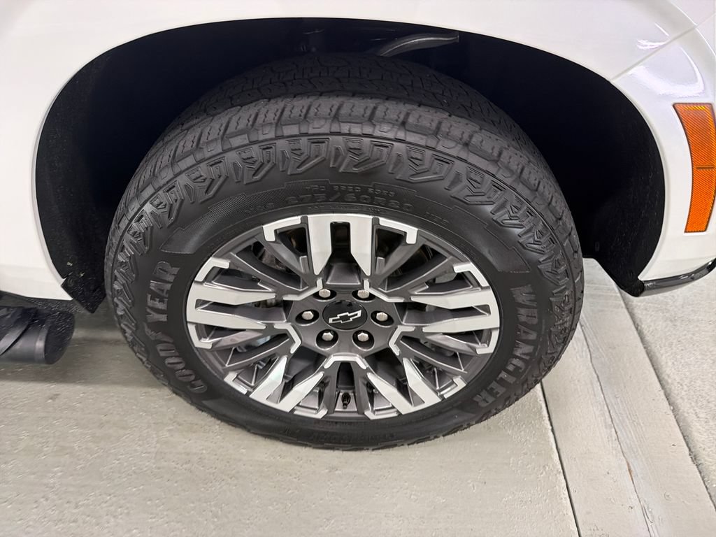 Used 2025 Chevrolet Suburban Z71 AWD/4WD image 4
