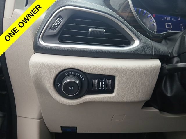 Certified 2023 Chrysler Pacifica Limited FWD image 40