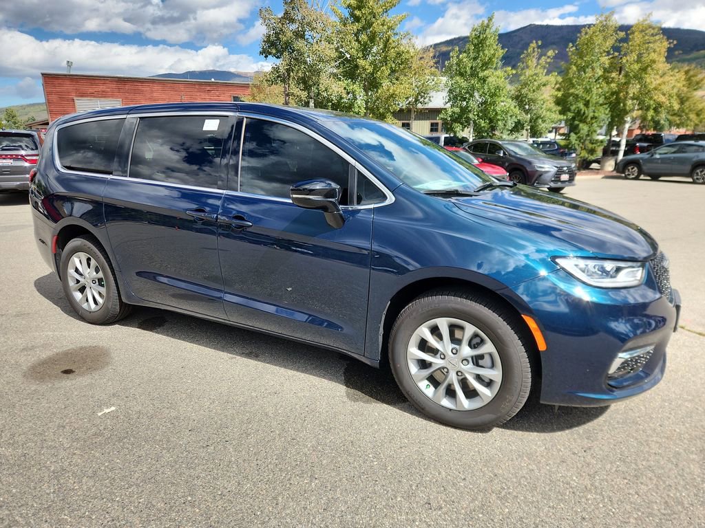 New 2025 Chrysler Pacifica Select w/ Uconnect Theater Family Group image 7