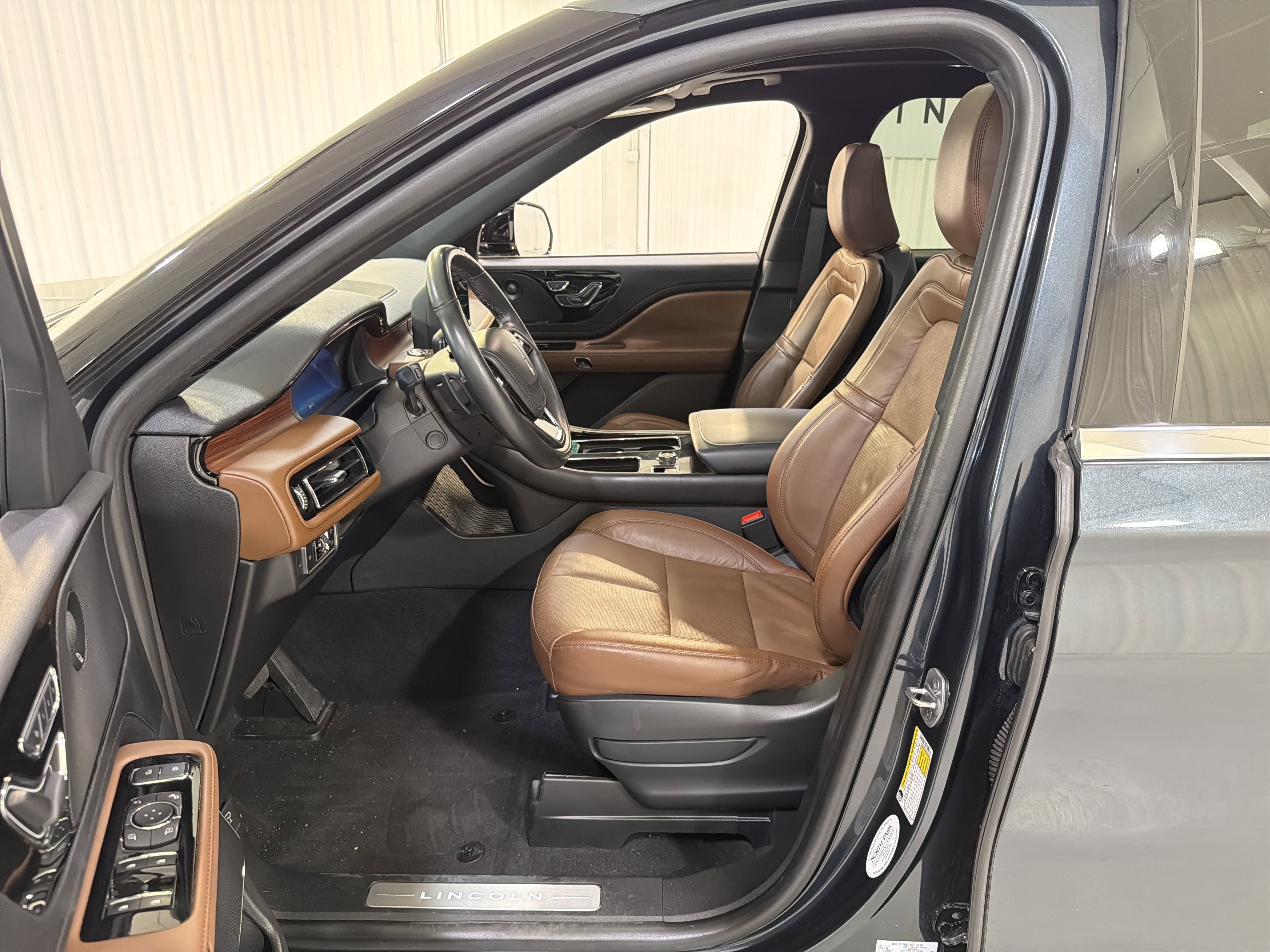 Used 2023 Lincoln Aviator Reserve w/ Equipment Group 201A image 11