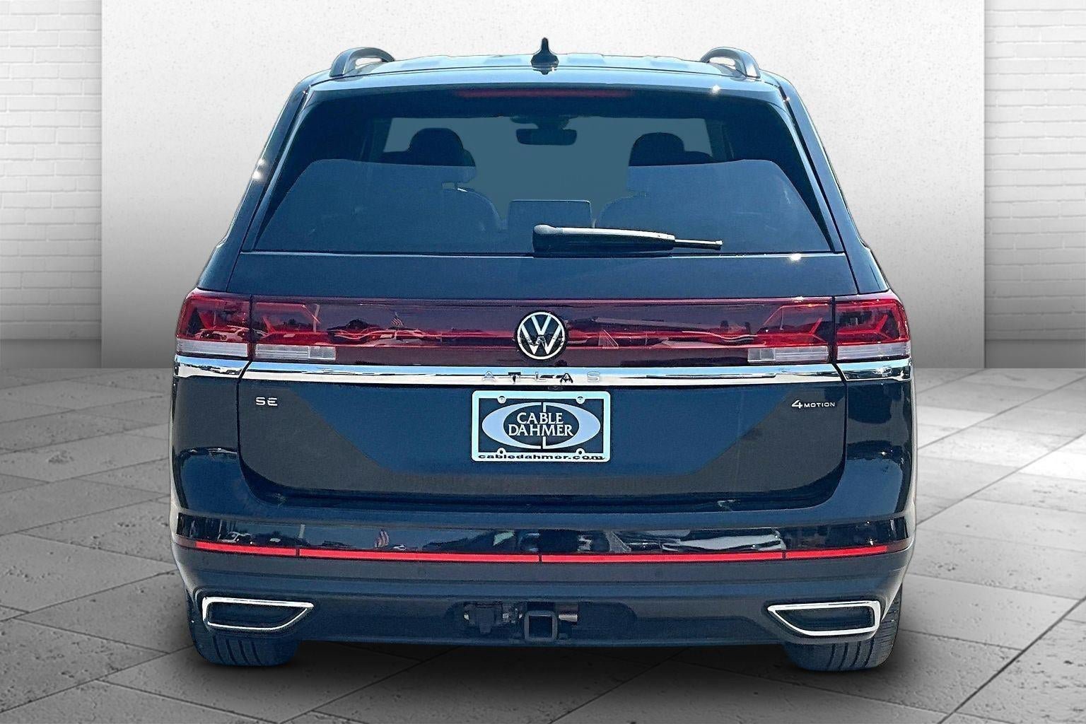 Used 2024 Volkswagen Atlas SE AWD/4WD image 3