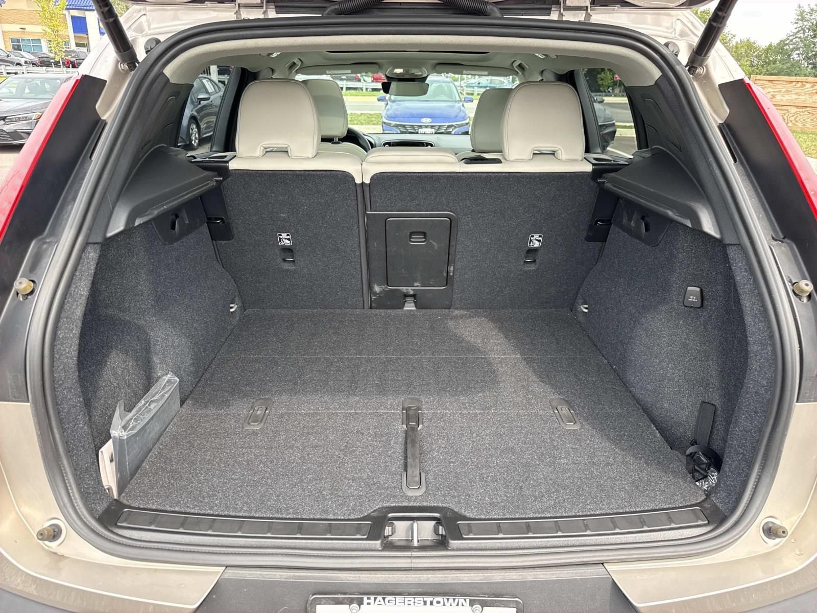 Used 2024 Volvo XC40 B5 Plus w/ Protection Package Premier AWD/4WD image 27