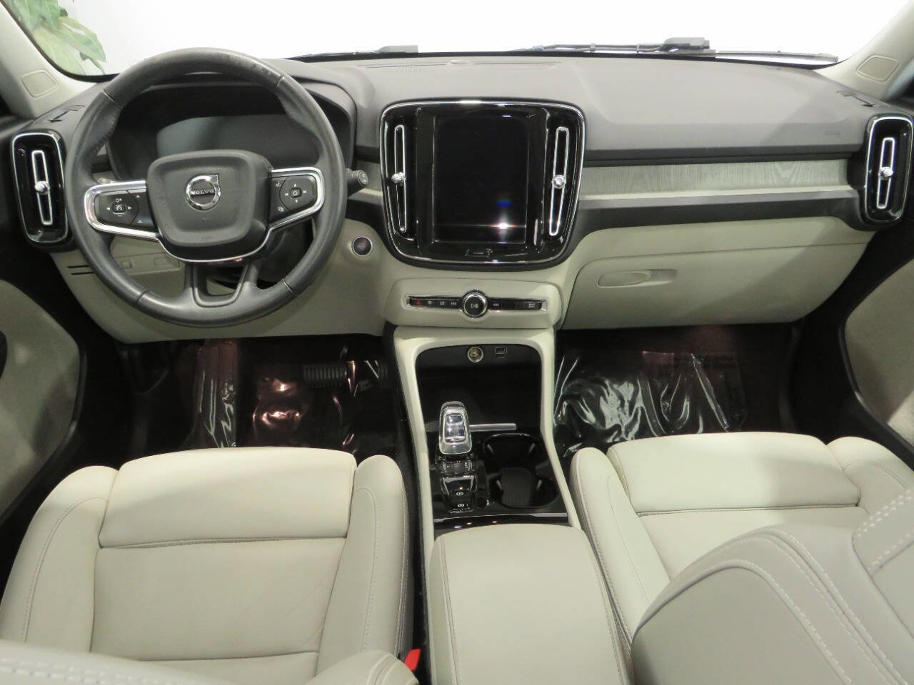 Used 2021 Volvo XC40 T4 Inscription image 15