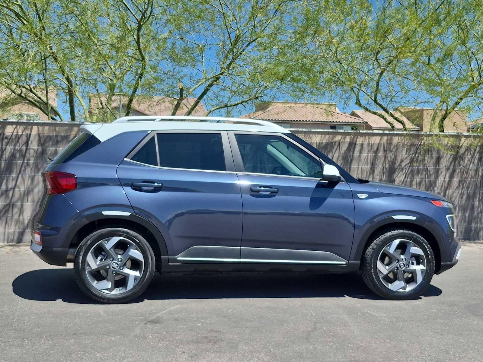Used 2024 Hyundai Venue Limited FWD image 9
