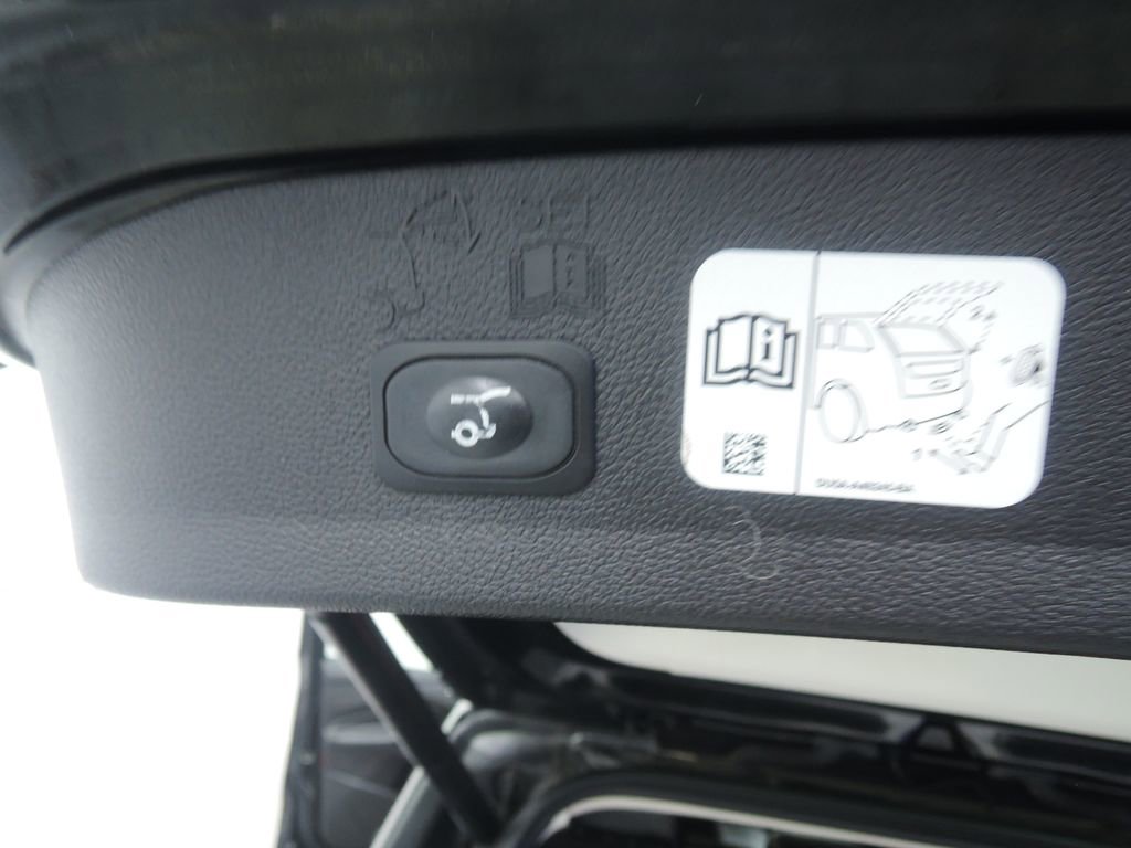Used 2017 Ford Escape Titanium FWD image 33