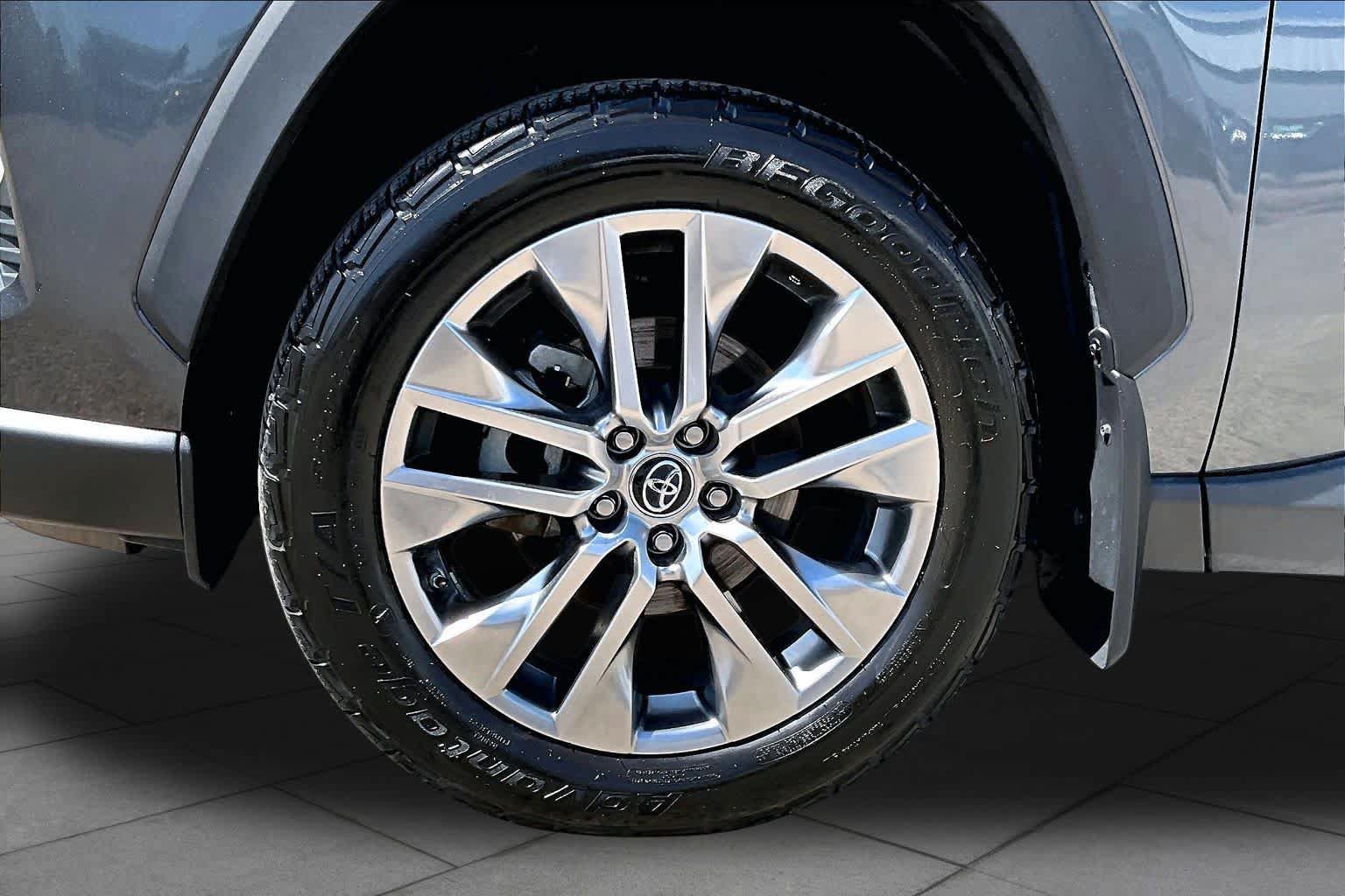 Used 2019 Toyota RAV4 XLE Premium FWD image 13