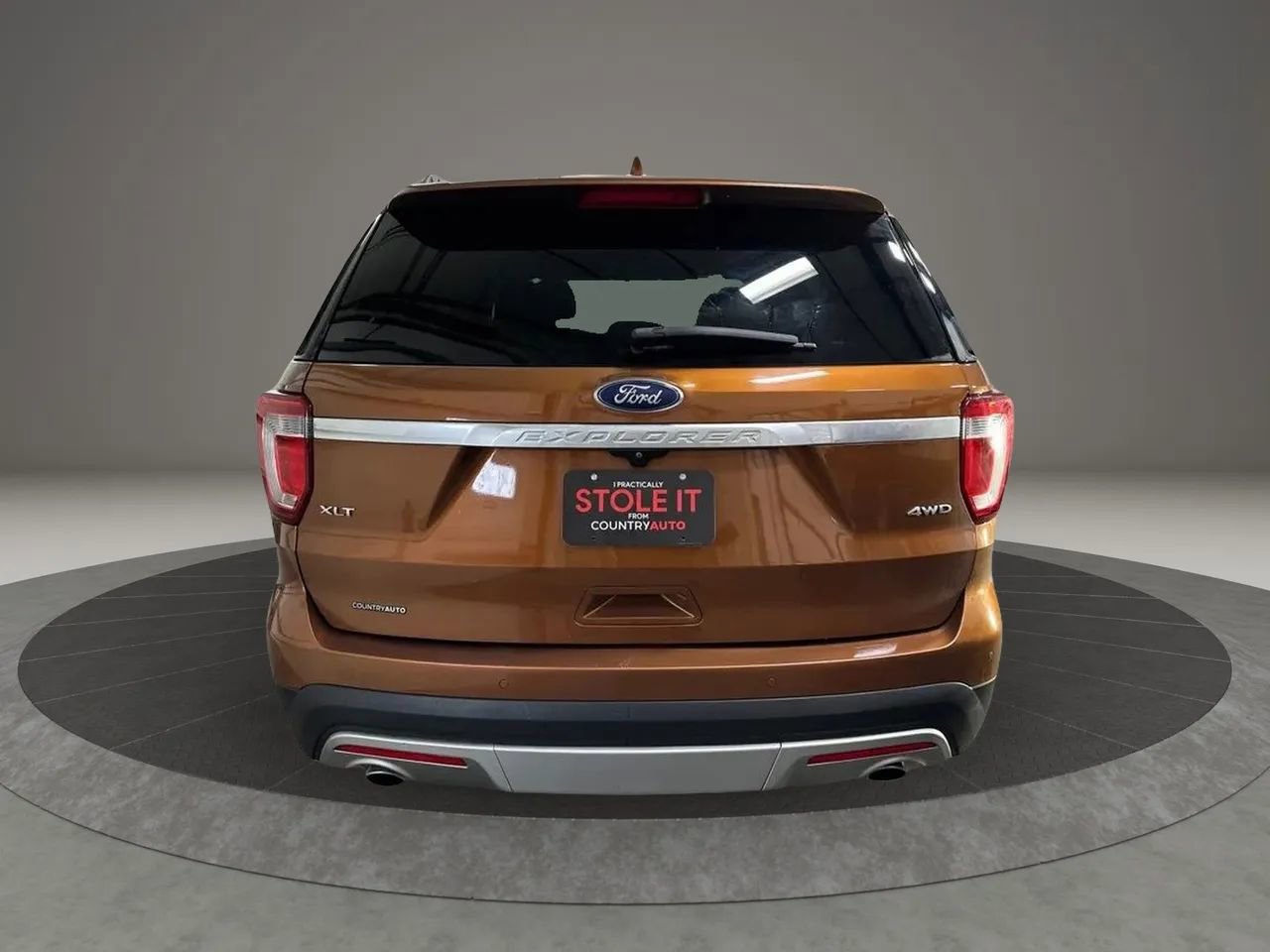 Used 2017 Ford Explorer XLT image 4