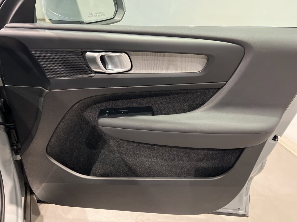 Used 2025 Volvo XC40 B5 Core image 33