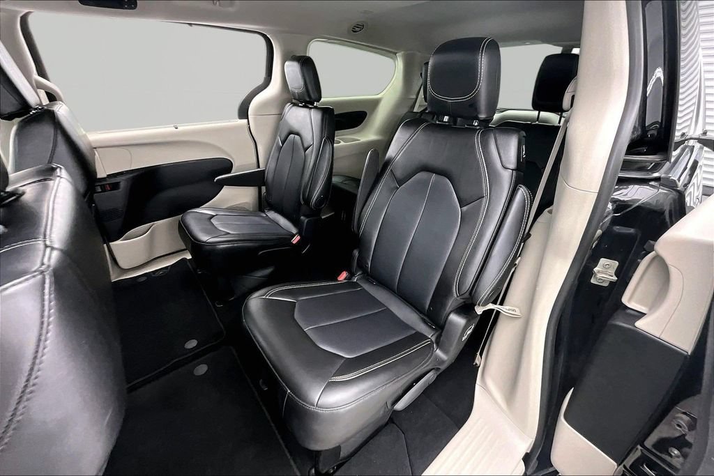 Used 2024 Chrysler Pacifica Touring-L FWD image 26