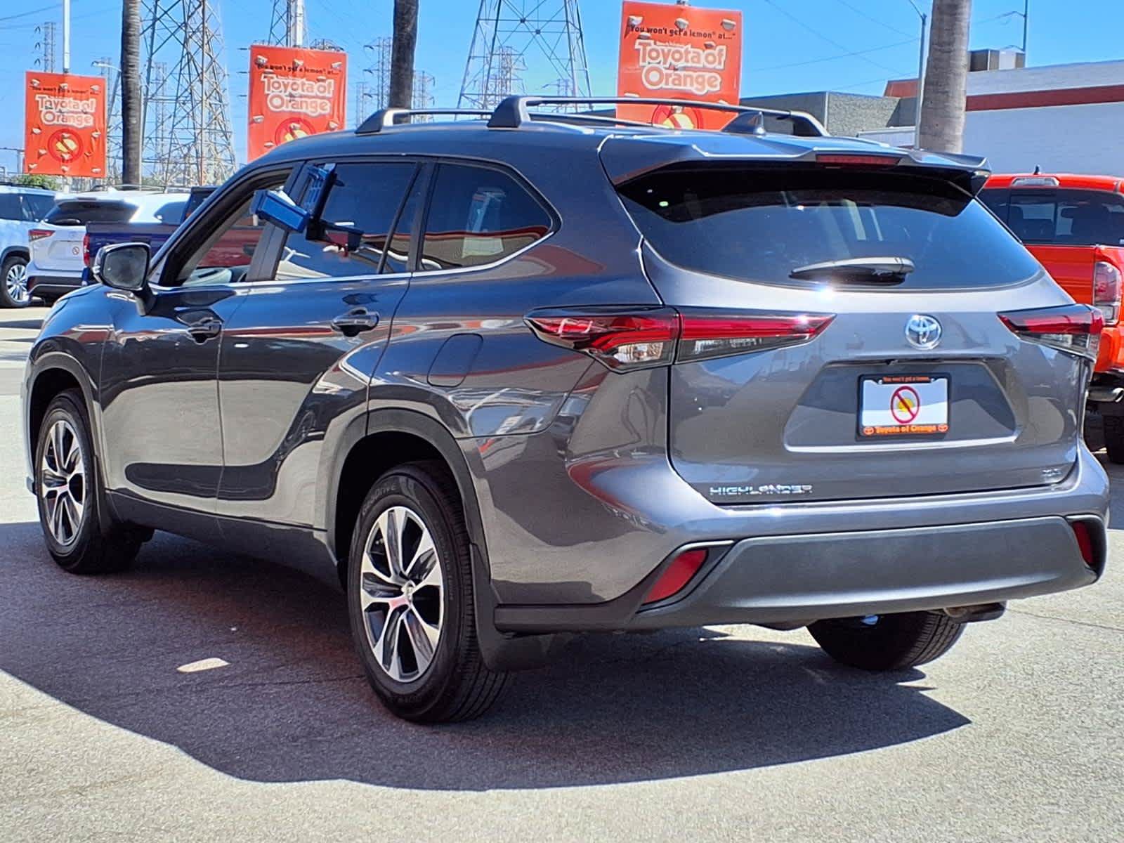Used 2024 Toyota Highlander XLE FWD image 4