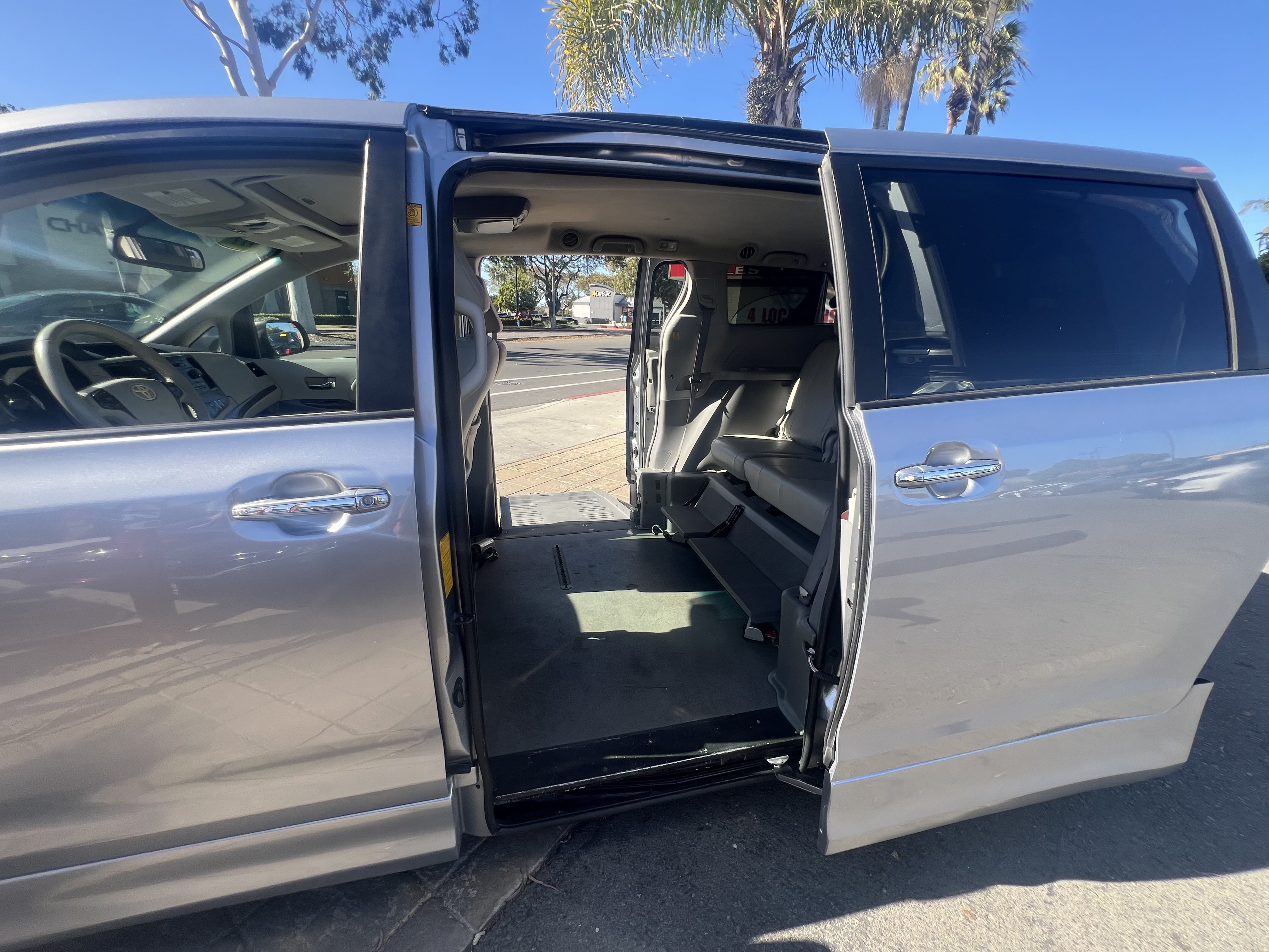 Used 2011 Toyota Sienna XLE FWD image 12