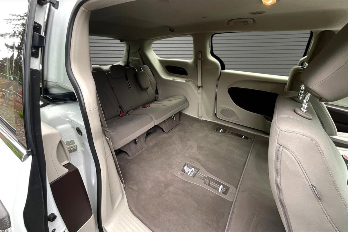 Used 2019 Chrysler Pacifica L FWD image 24