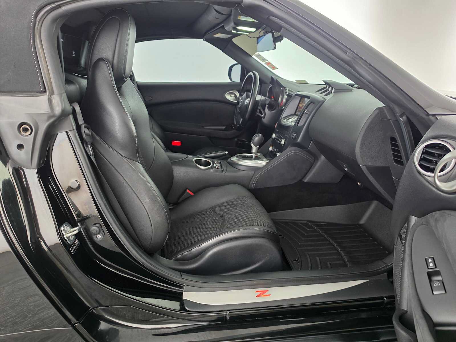 Used 2018 Nissan 370Z Touring RWD image 10