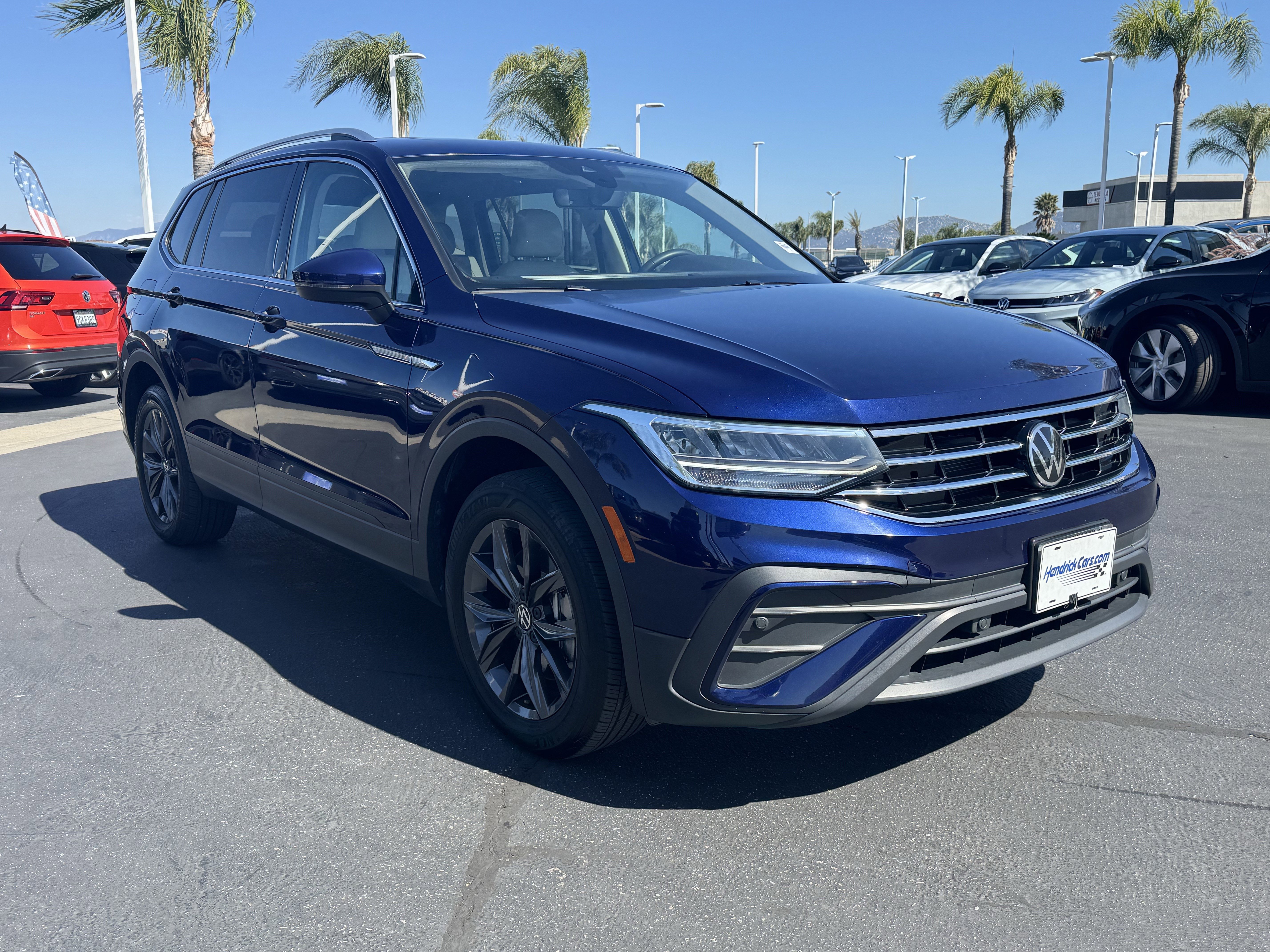 Certified 2023 Volkswagen Tiguan SE w/ Panoramic Sunroof Package FWD image 2