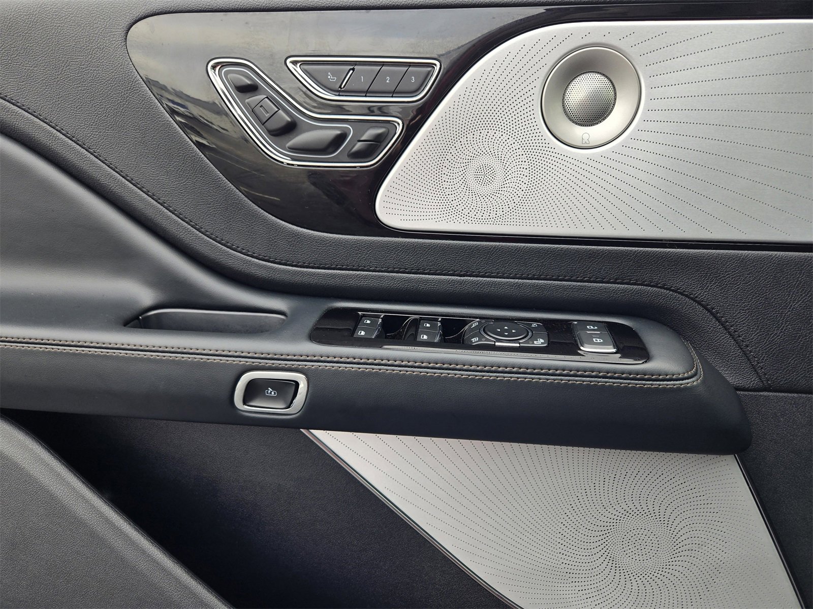 Used 2025 Lincoln Aviator Reserve w/ Equipment Group 201A image 20