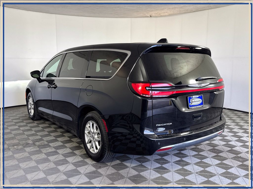 Certified 2025 Chrysler Pacifica Select FWD image 12