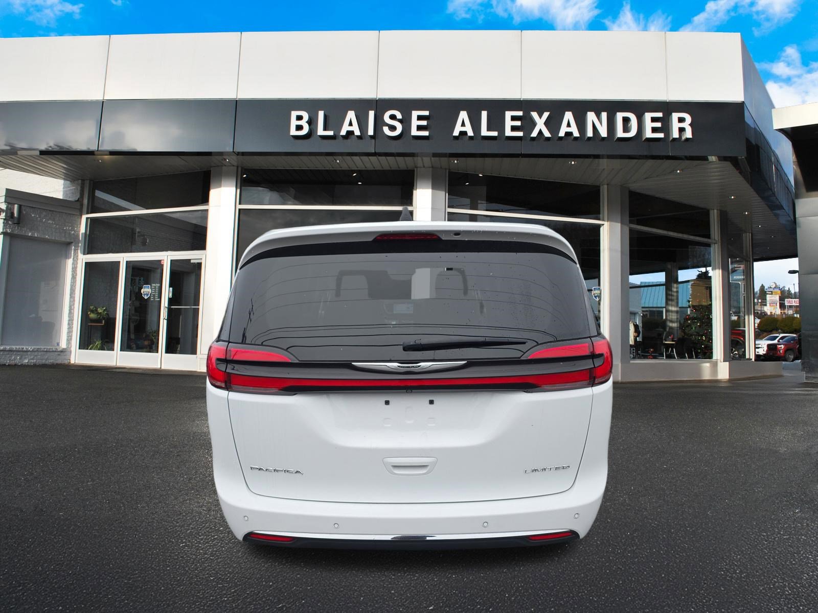 Used 2024 Chrysler Pacifica Limited image 4