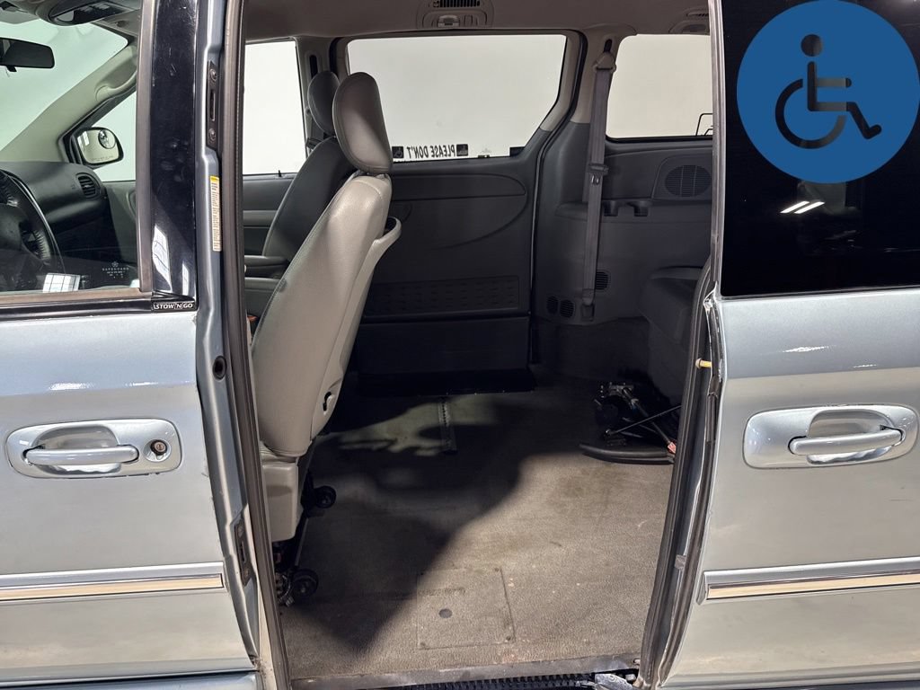 Used 2005 Chrysler Town & Country Touring w/ Leather Interior Group FWD image 26