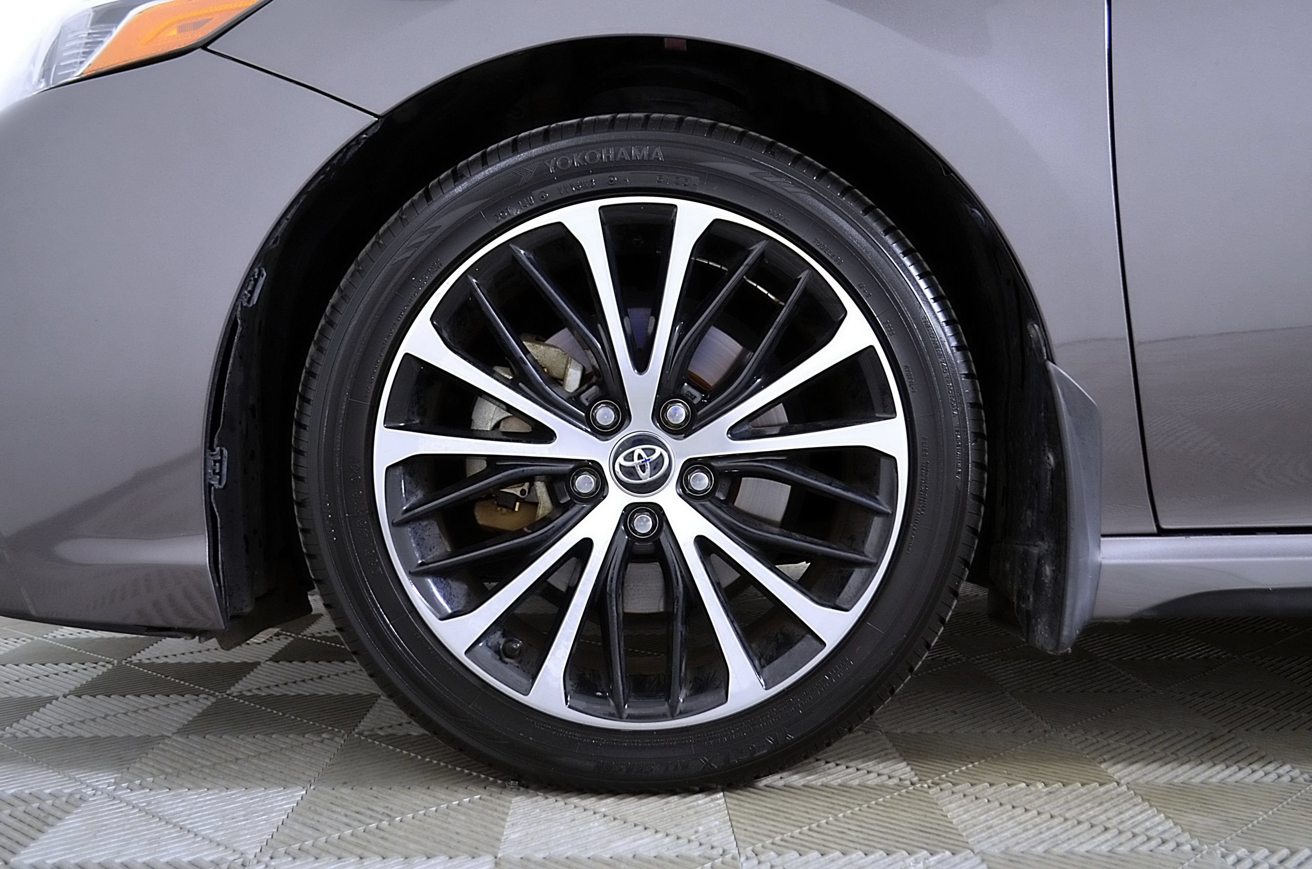 Used 2020 Toyota Camry SE FWD image 11