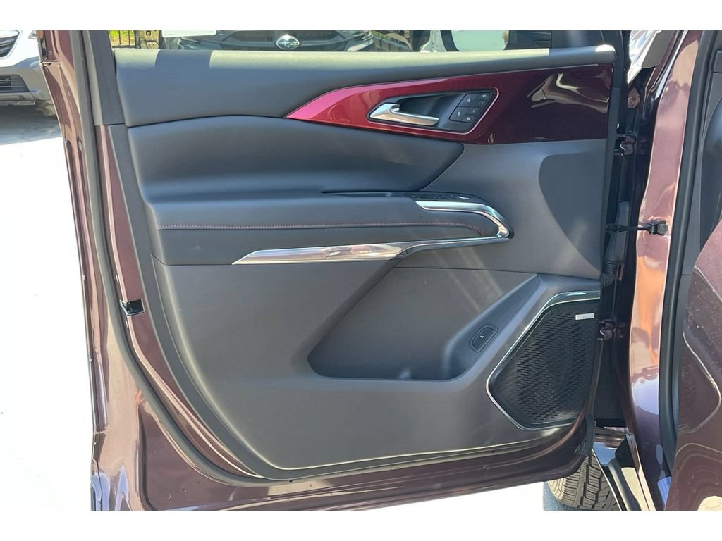 Used 2026 Chevrolet Traverse RS w/ LPO, Cargo Package FWD image 12