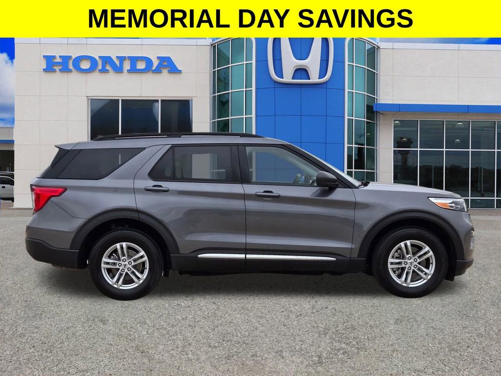 Used 2022 Ford Explorer XLT w/ Equipment Group 202A AWD/4WD image 2