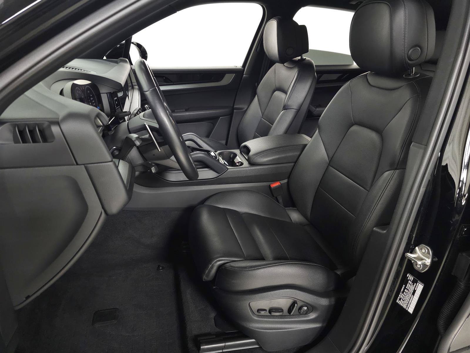 Used 2024 Porsche Cayenne AWD/4WD image 16
