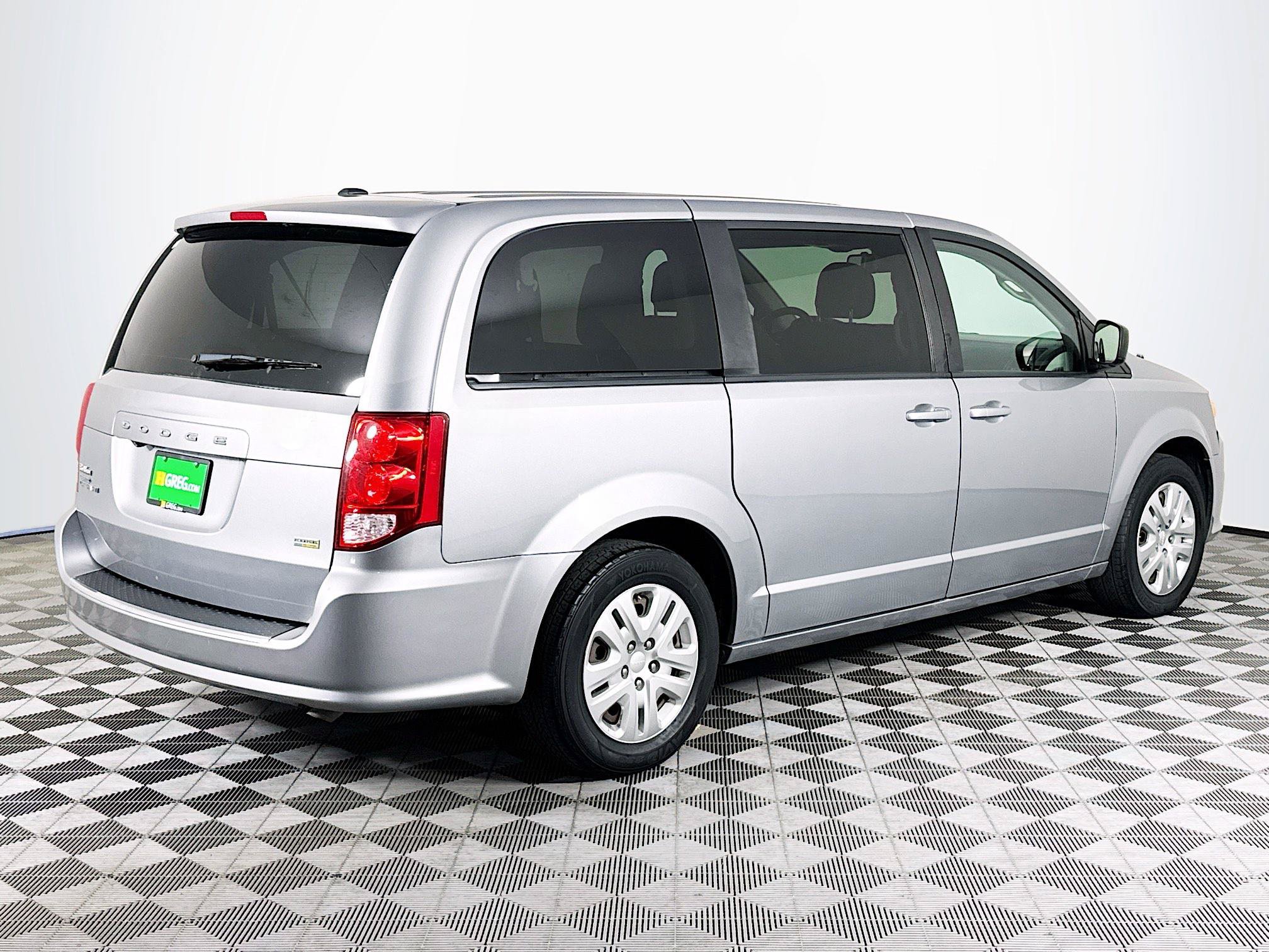 Used 2018 Dodge Grand Caravan SE w/ UConnect Hands-Free Group FWD image 8