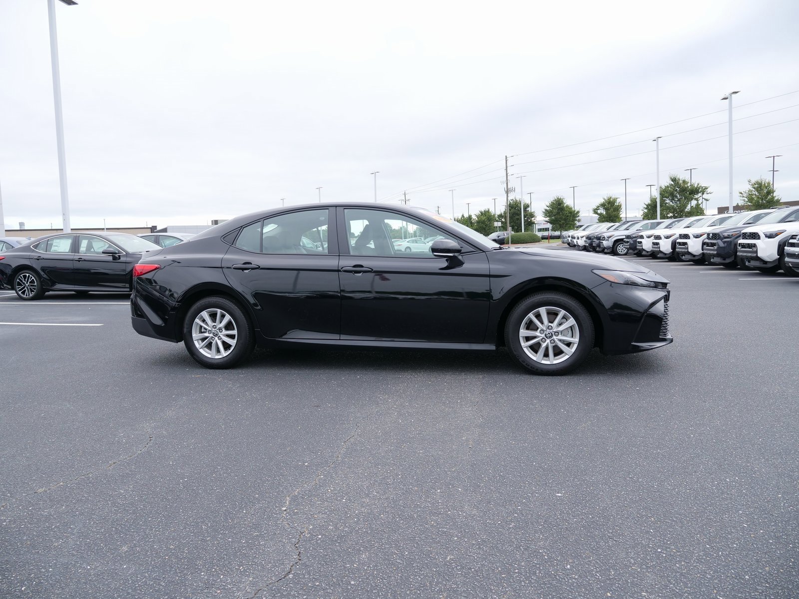 Used 2025 Toyota Camry LE image 3